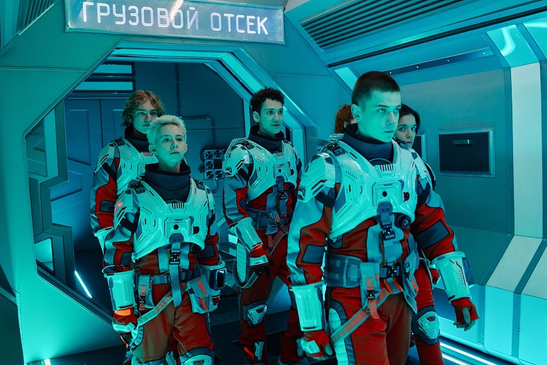 Космос, любовь и Люся Чеботина в роли нейросети: завершились съемки Подростков в космосе