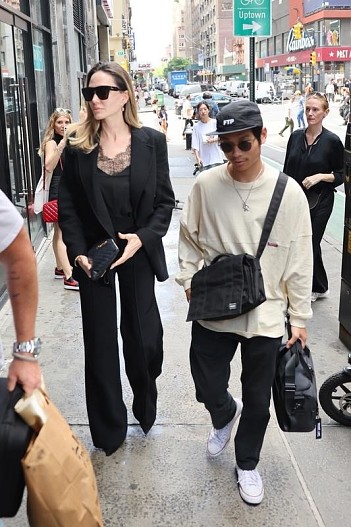 Анджелина Джоли и Пакс